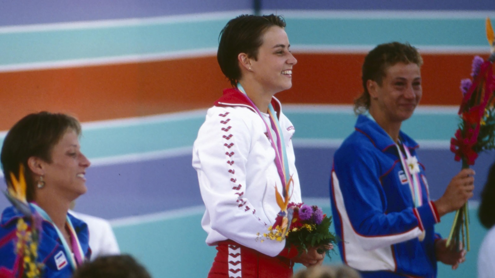 Sylvie Bernier (centre) pendant la cérémonie des médailles de l'épreuve de plongeon au tremplin de 3 m aux Jeux olympiques de Los Angeles, en 1984