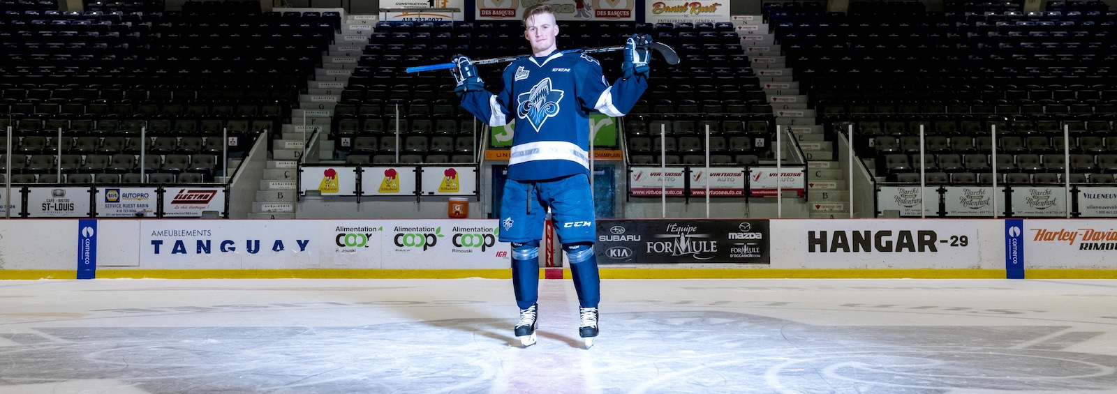 Alexis Lafrenière se tient au centre de la patinoire du Colisée de Rimouski.