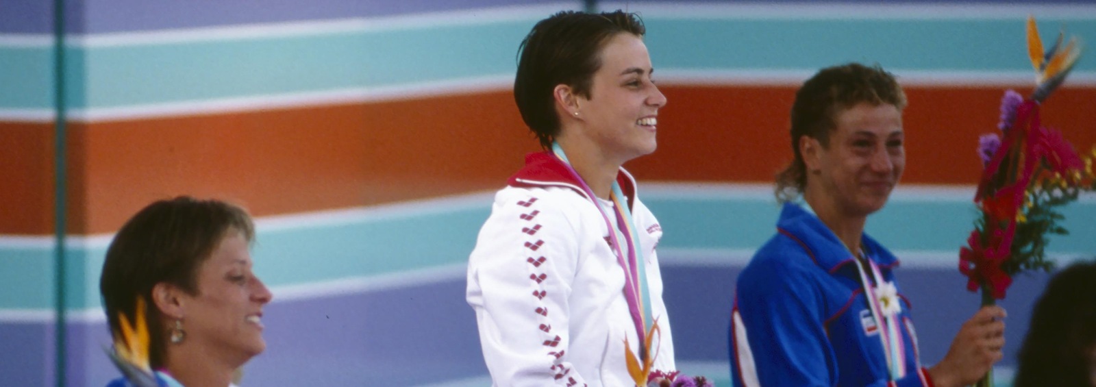 Sylvie Bernier (centre) pendant la cérémonie des médailles de l'épreuve de plongeon au tremplin de 3 m aux Jeux olympiques de Los Angeles, en 1984