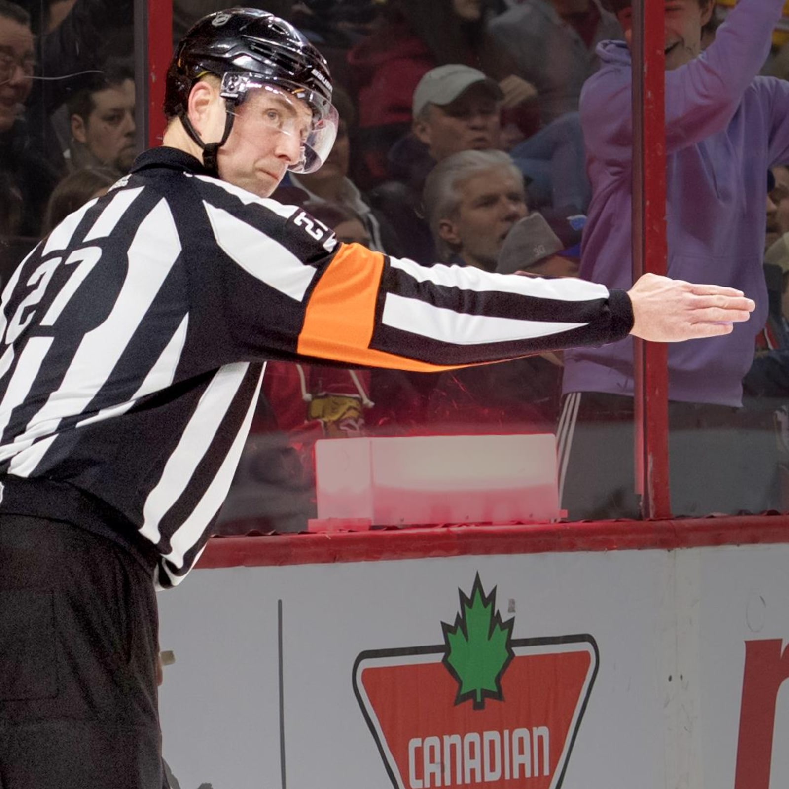 L'arbitre Eric Furlatt allonge le bras droit pour confirmer un but marqué par les Flames de Calgary.