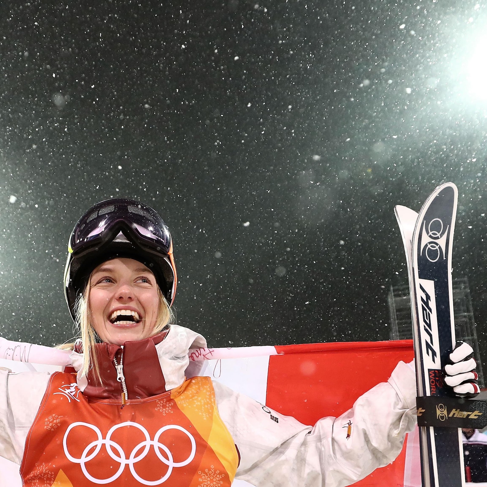 Justine Dufour-Lapointe après sa conquête de la médaille d'argent en bosses aux Jeux olympiques de Pyeongchang