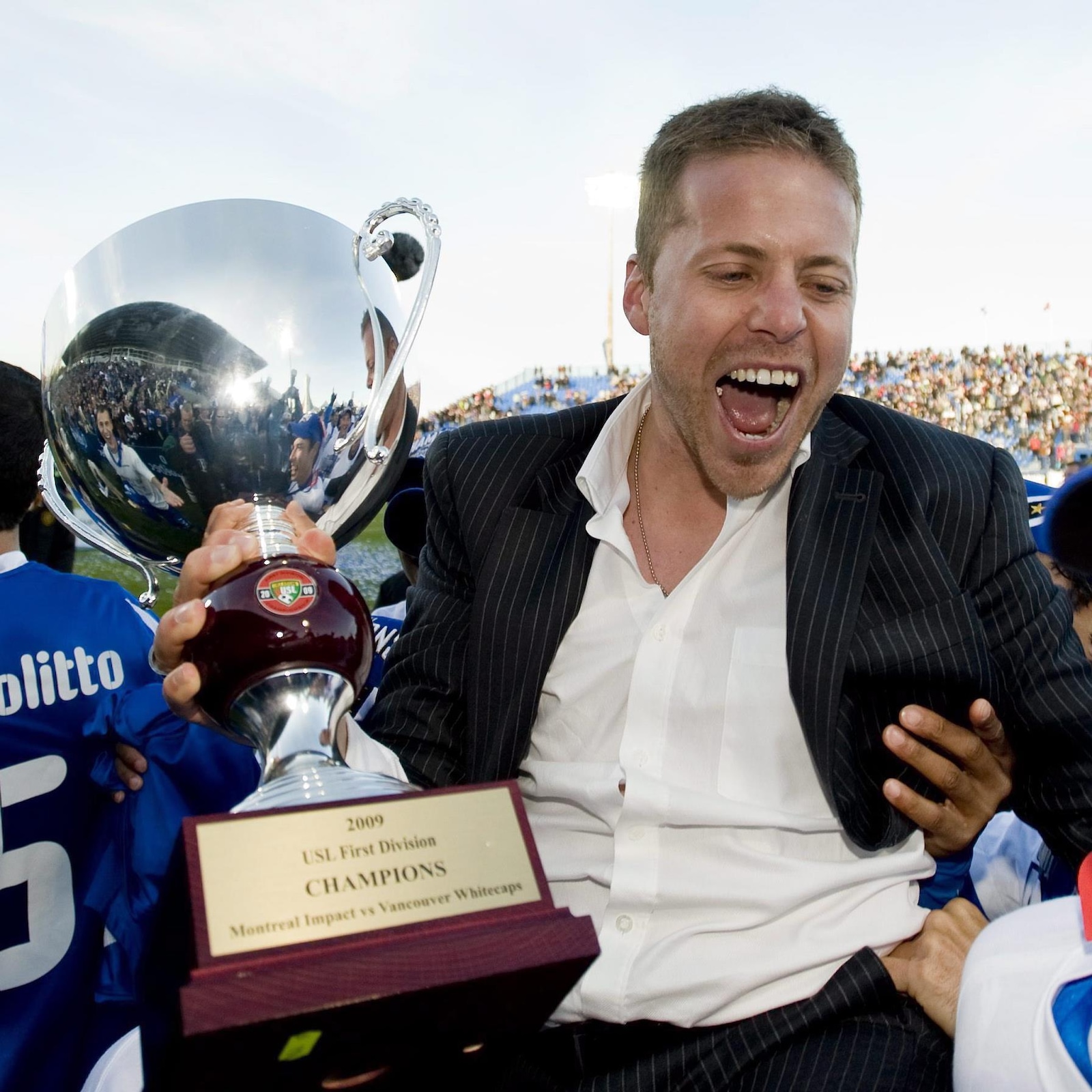 Marc Dos Santos et l'Impact de Montréal sont champions de la USL au soccer en 2009.