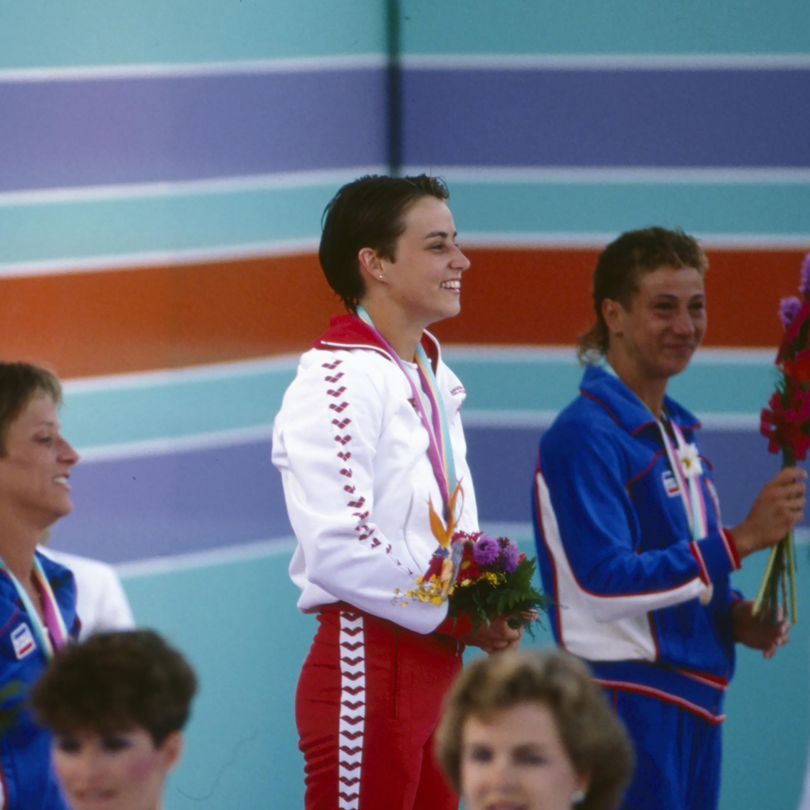 Sylvie Bernier (centre) pendant la cérémonie des médailles de l'épreuve de plongeon au tremplin de 3 m aux Jeux olympiques de Los Angeles, en 1984