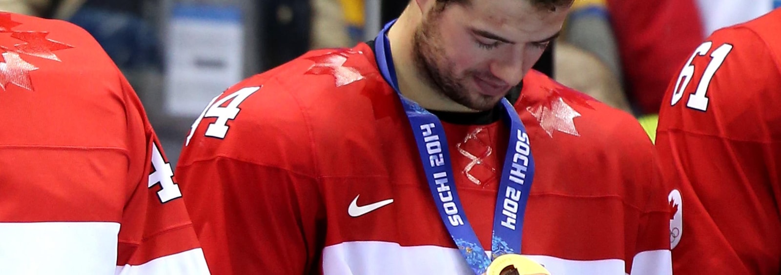 Le défenseur Marc-Édouard Vlasic regarde sa médaille d’or après la victoire du Canada en finale du tournoi de hockey masculin aux Jeux olympiques de Sotchi.
