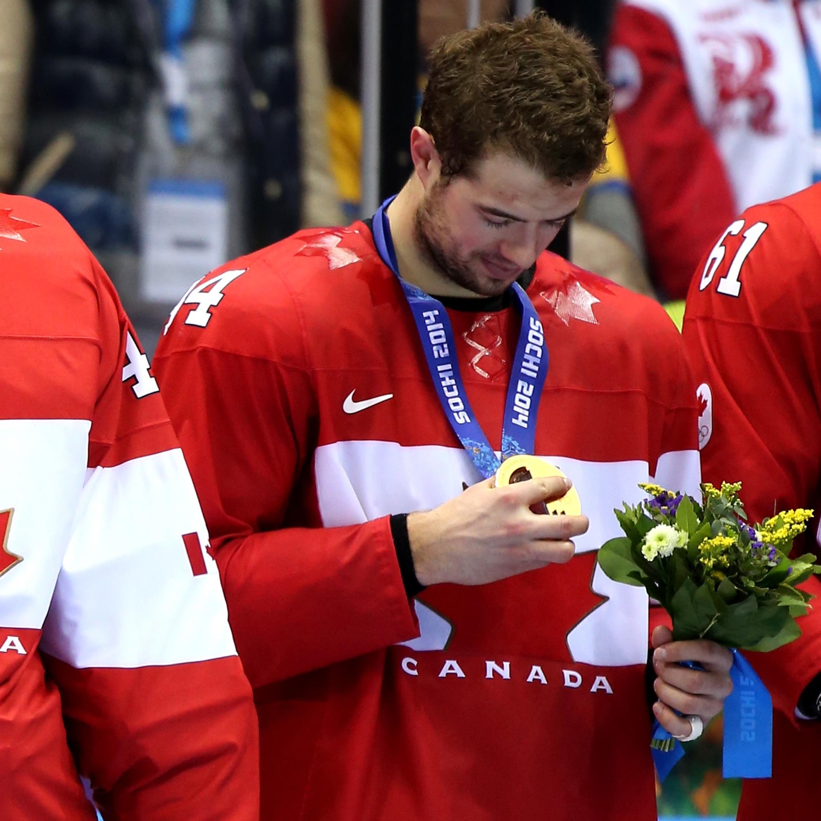 Le défenseur Marc-Édouard Vlasic regarde sa médaille d’or après la victoire du Canada en finale du tournoi de hockey masculin aux Jeux olympiques de Sotchi.