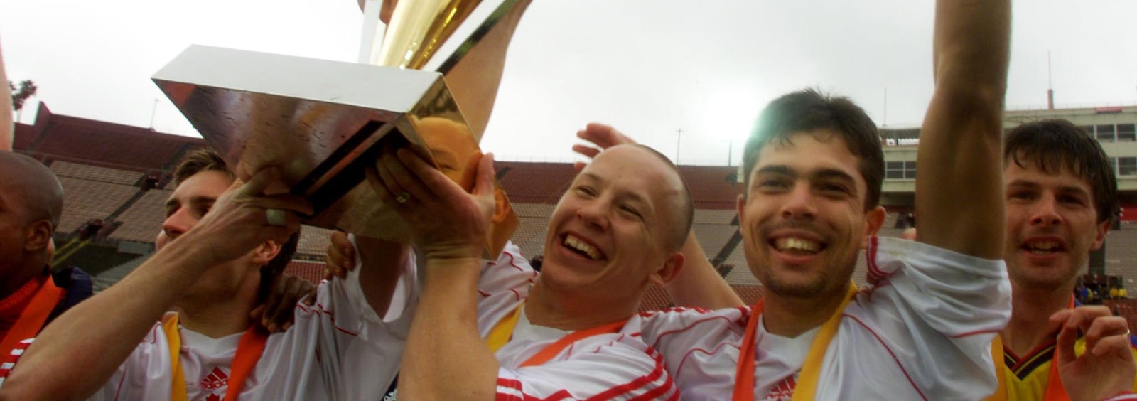 Jim Brennan, Garret Kusch et Paul Fenwick, du Canada, soulèvent le trophée après avoir vaincu la Colombie en finale du tournoi de la Gold Cup en 2000.
