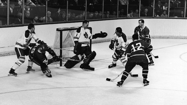 Johnny Bower stoppe un tir de Bobby Rousseau (15), du Canadien, pendant la finale du printemps 1967.