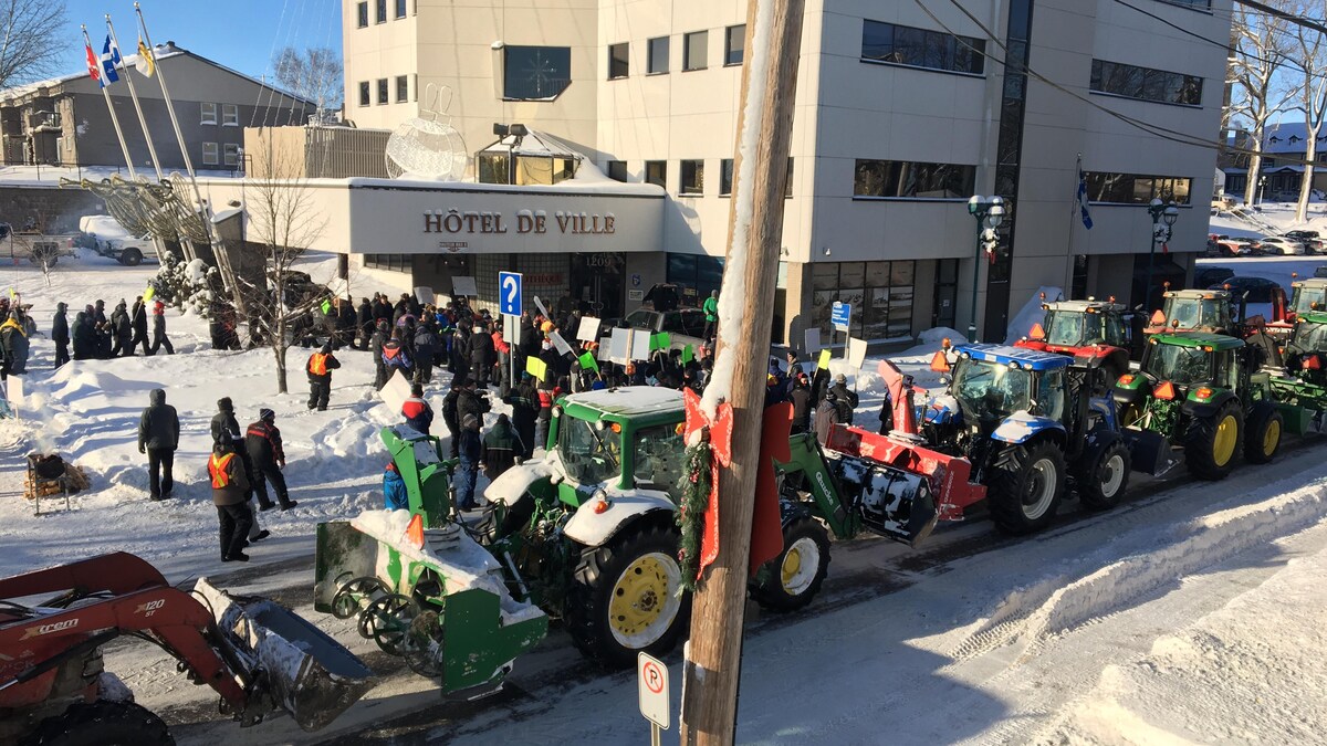 Des Agriculteurs Manifestent Devant Le Bureau De Philippe Couillard