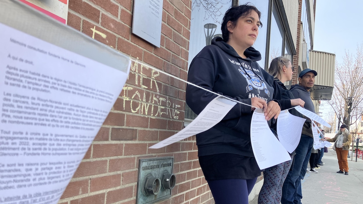 Fonderie Horne des dizaines de manifestants cognent à la porte du