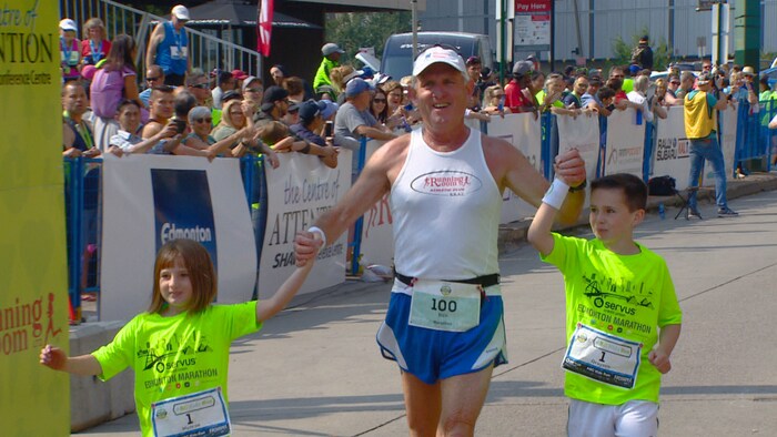 À 73 ans il complète son 100e marathon Radio Canada