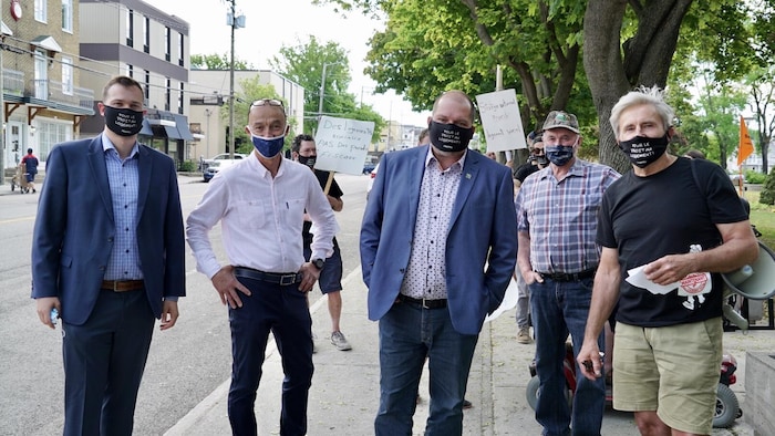 Des Manifestants R Clament Des Logements Sociaux Pour La Relance