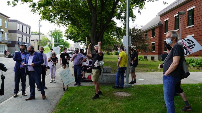 Des Manifestants R Clament Des Logements Sociaux Pour La Relance