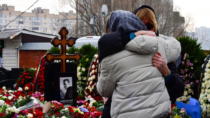 Des Centaines De Russes Devant La Tombe De Navalny Au Lendemain De Ses