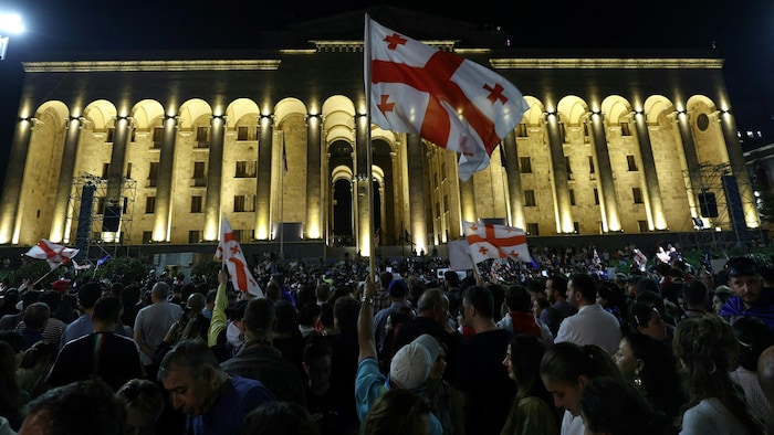 Géorgie des dizaines de milliers de manifestants dans les rues de