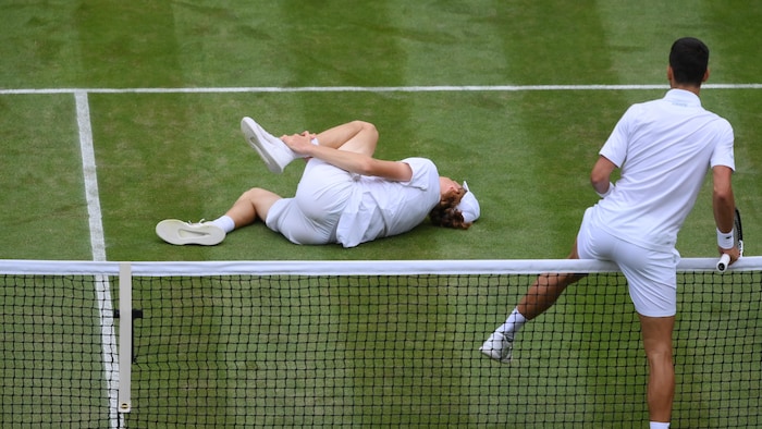 Novak Djokovic se fait peur mais passe en demi finales à Wimbledon