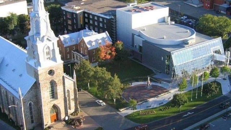 Vers une cathédrale à ciel ouvert au cœur d une place publique