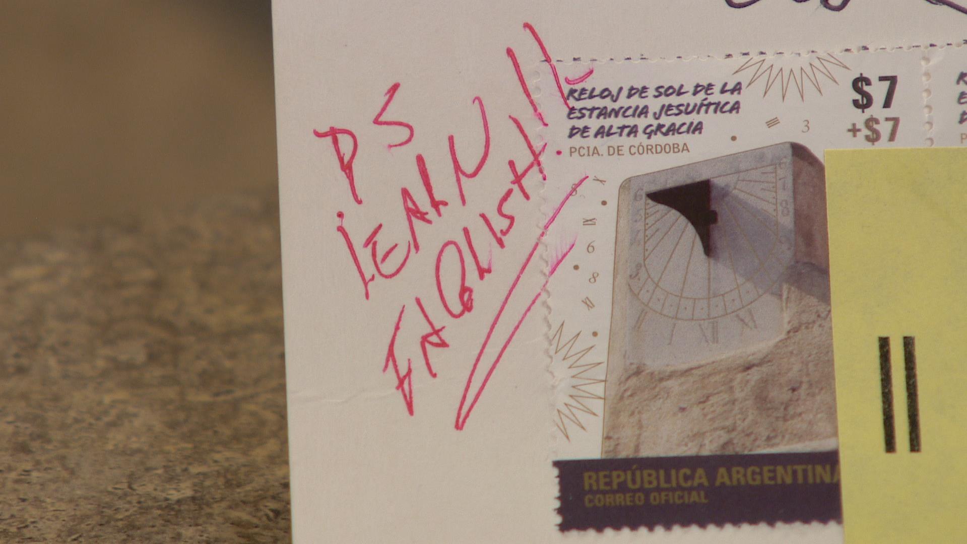 Une Ontarienne reçoit une carte postale corrigée à l'encre rouge