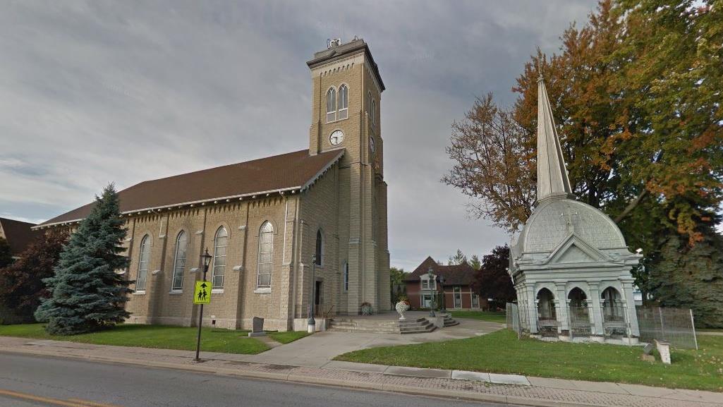 Le clocher de l'église SaintAnne de Tecumseh remis en place