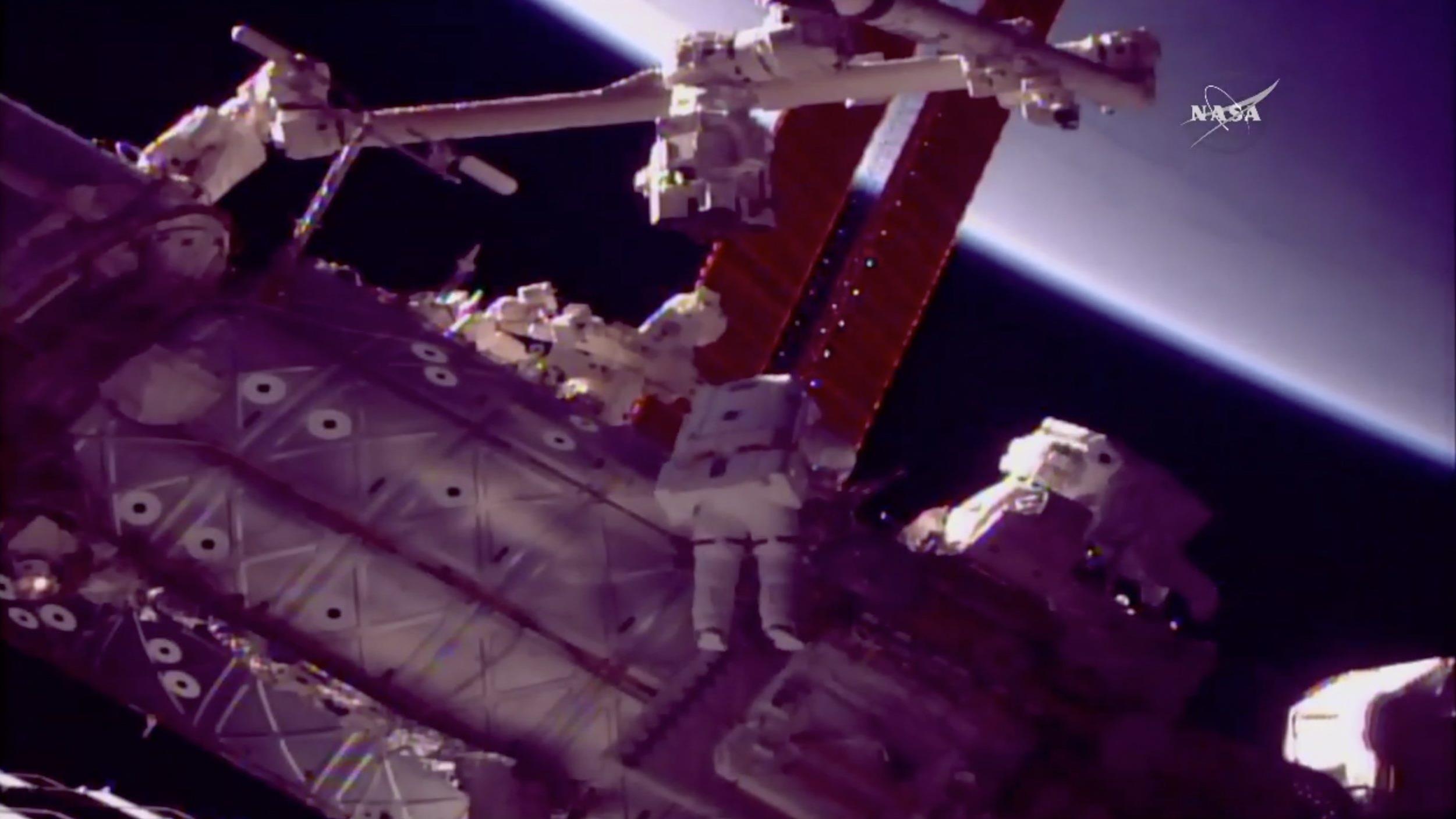 Deux astronautes américains réparent le bras robotisé Canadarm2