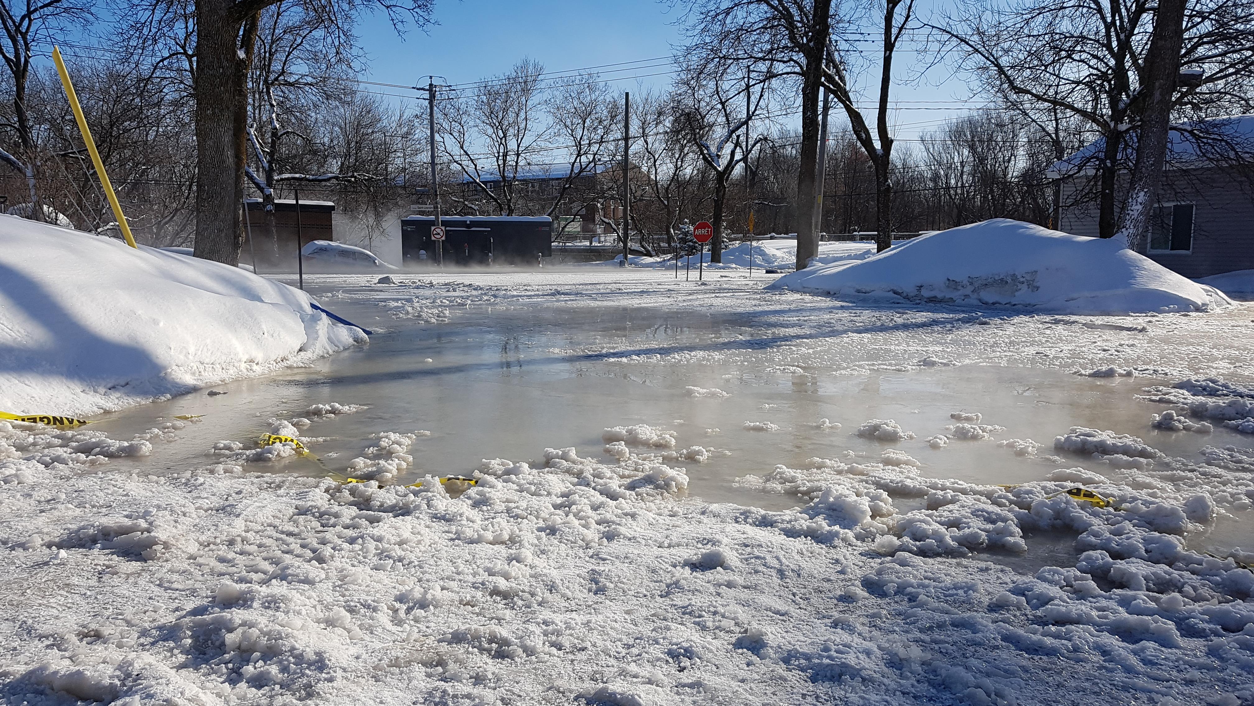 Inondations à Québec : un quartier figé dans l'eau et la glace