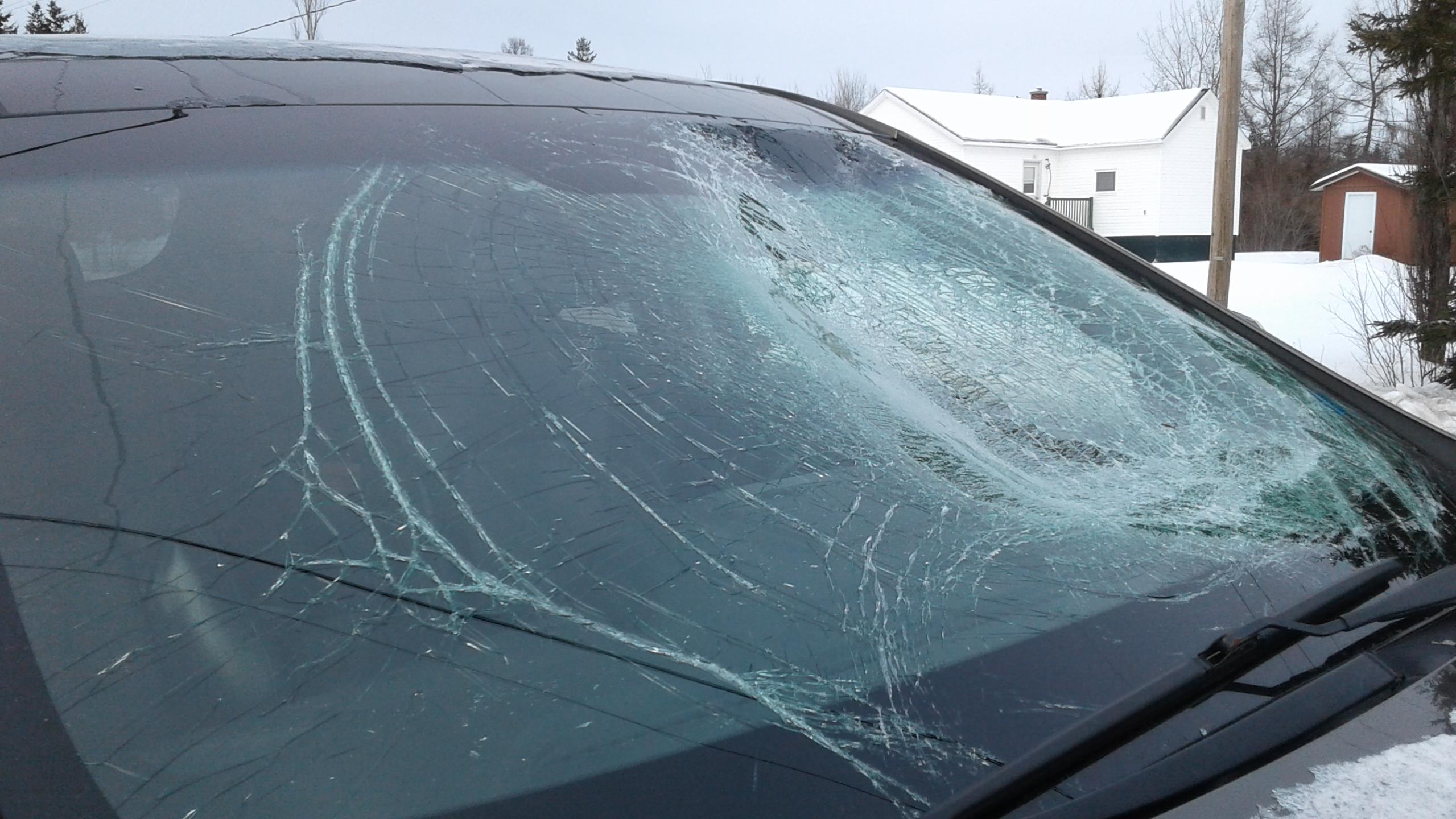 Neige : pensez à bien déneiger le toit de votre voiture avant de