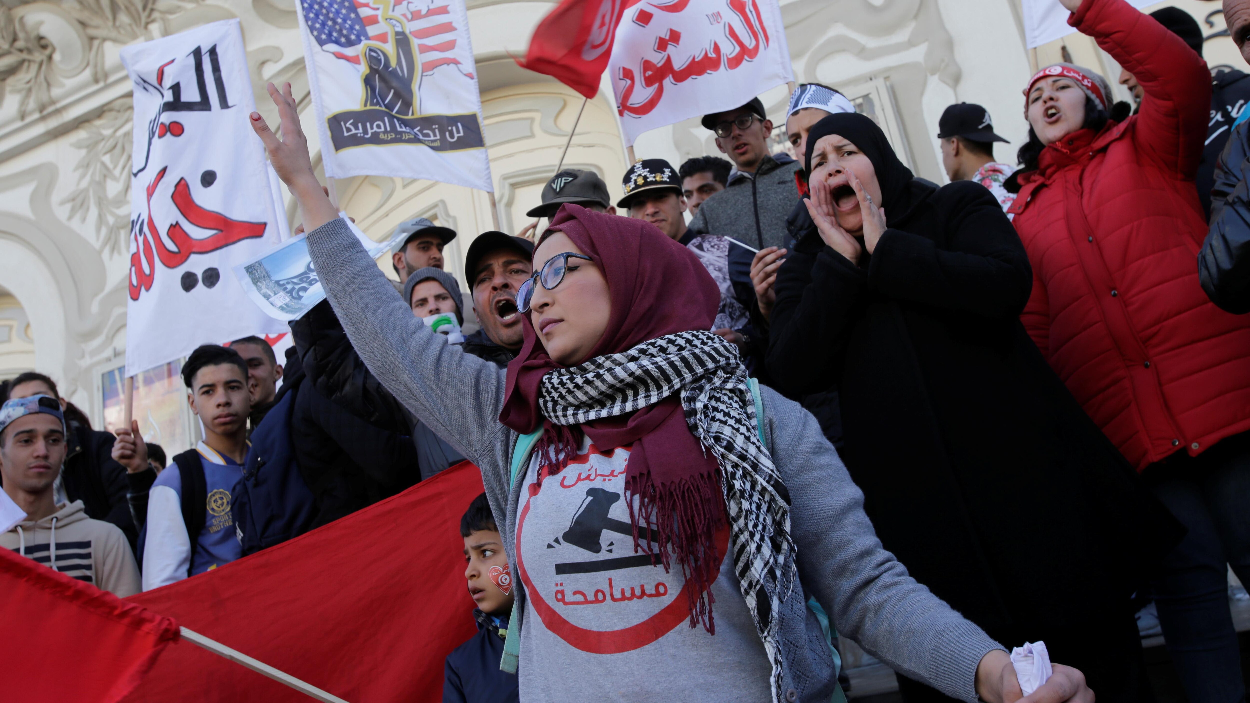 Des Tunisiens prennent la rue, sept ans après la fin de la dictature
