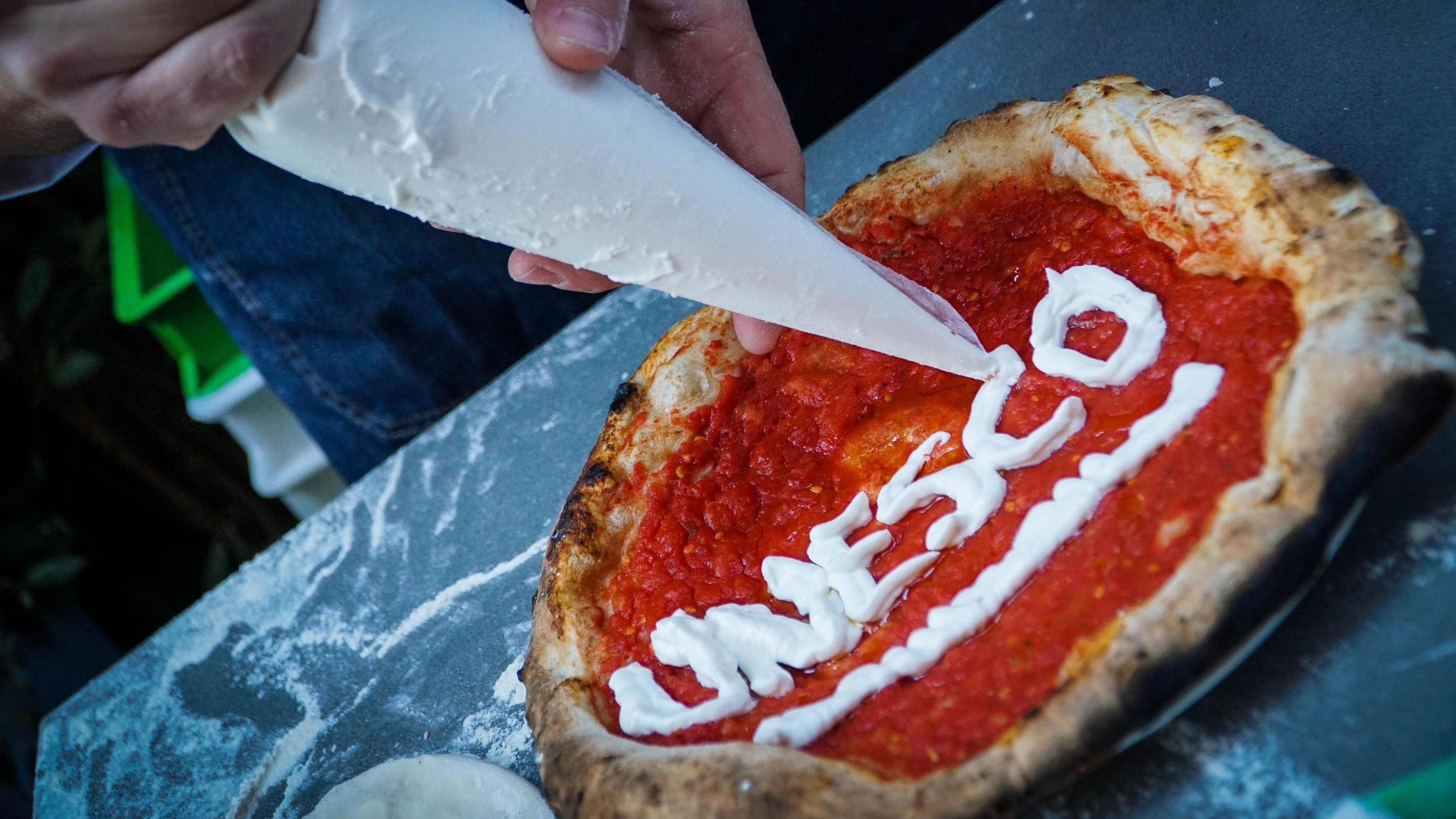 L'art napolitain de tourner la pizza entre au patrimoine de l'Humanité