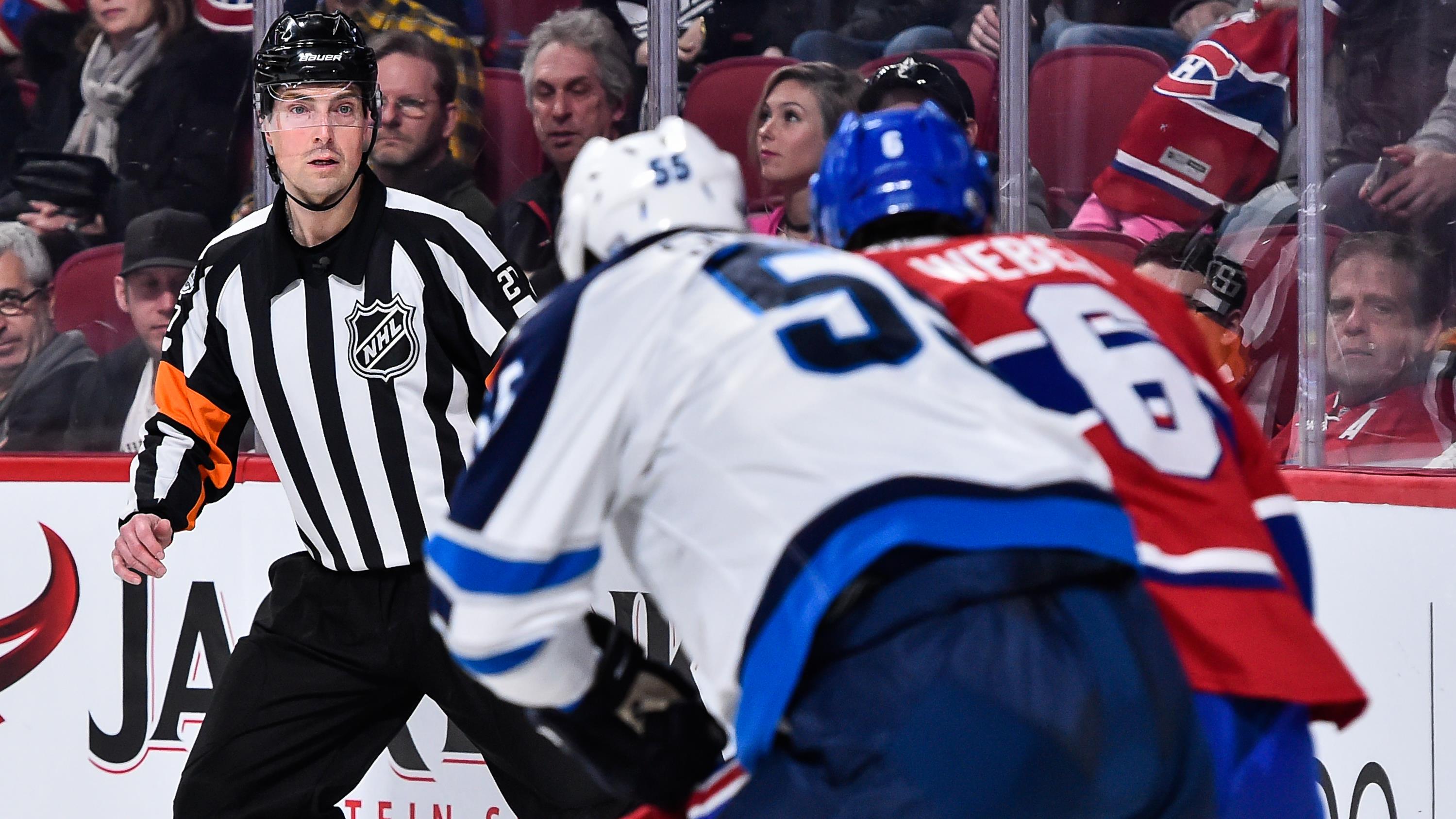 L'arbitre Eric Furlatt suit le jeu des yeux sur la patinoire du Centre Bell.