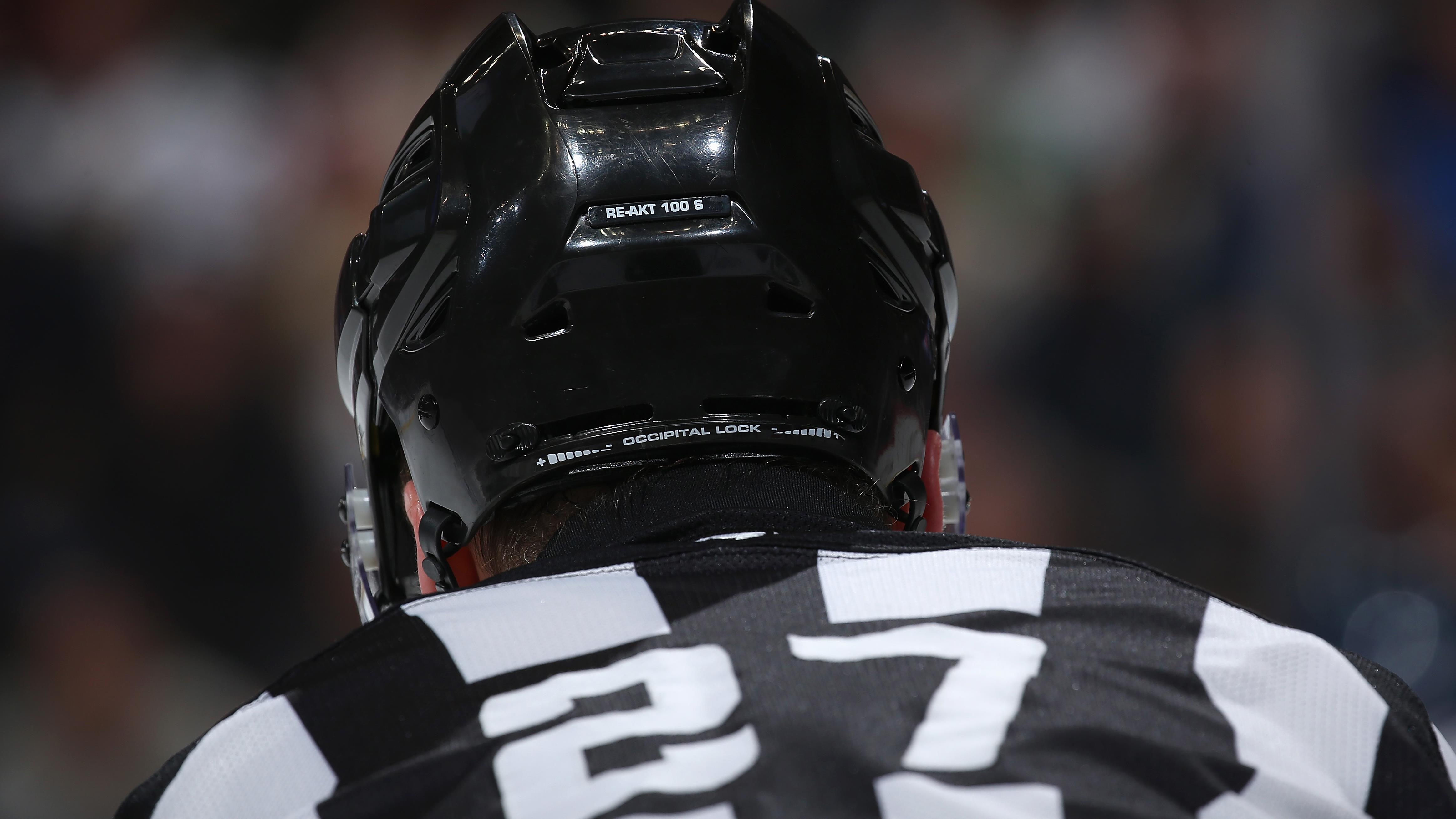 L'arbitre Eric Furlatt vu de dos.