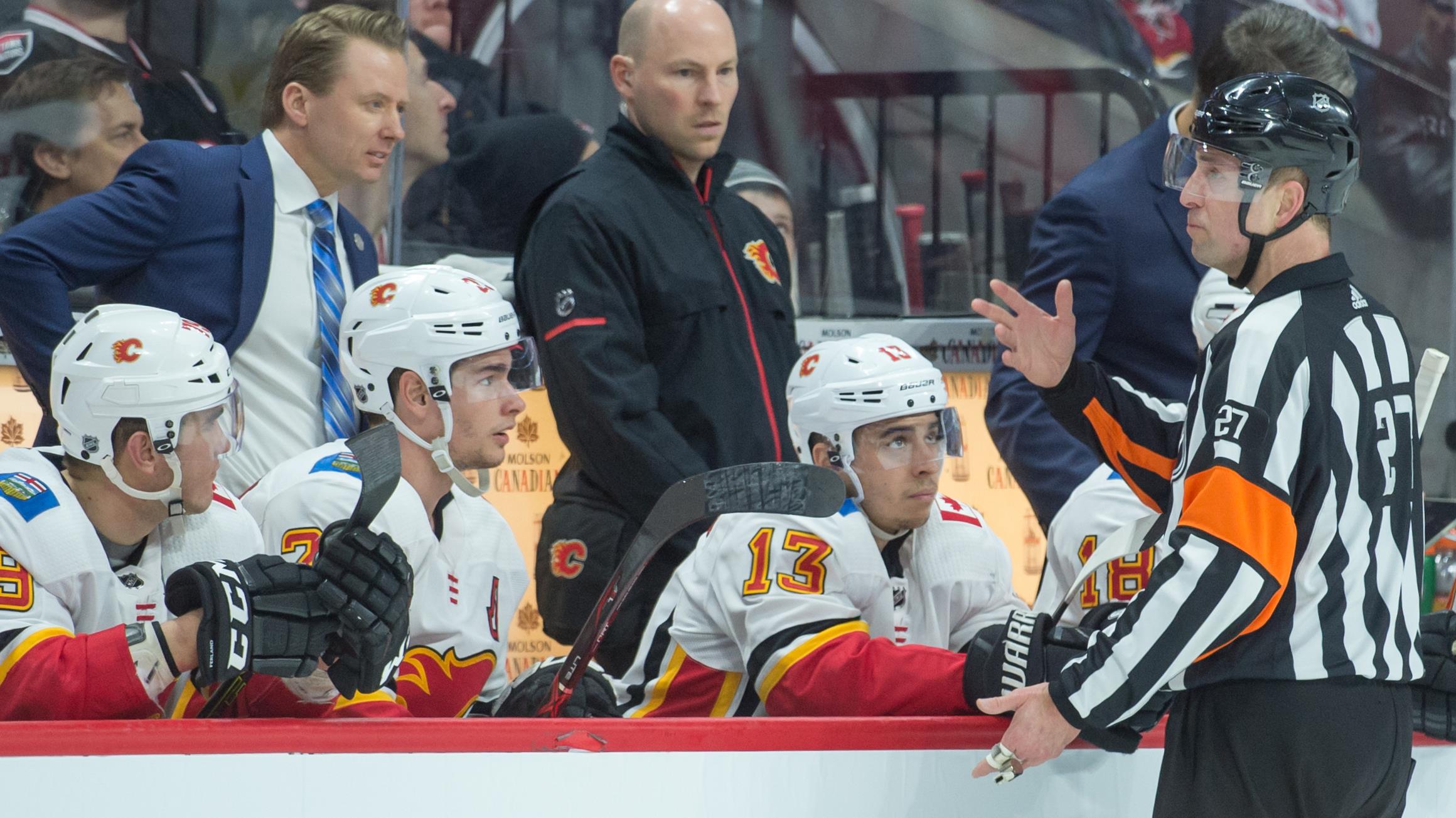 Eric Furlatt discute avec les entraîneurs des Flames de Calgary.