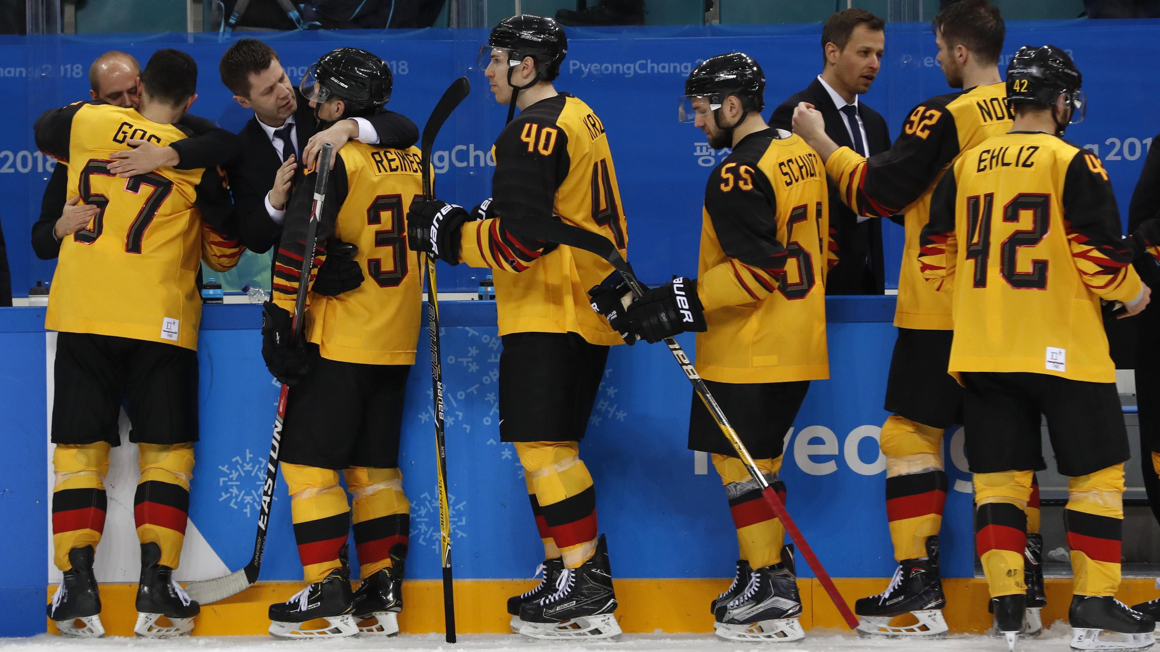 Les Allemands Marcel Goc, Patrick Reimer, Bjorn Krupp, Felix Schutz, Marcel Noebels et Yasin Ehliz réagissent à la défaite de leur équipe en finale.