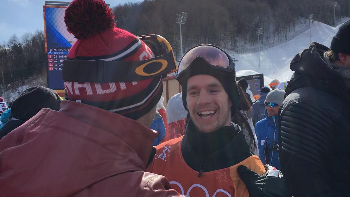 Jean-François Ménard félicite Maxence Parrot après sa descente en argent.