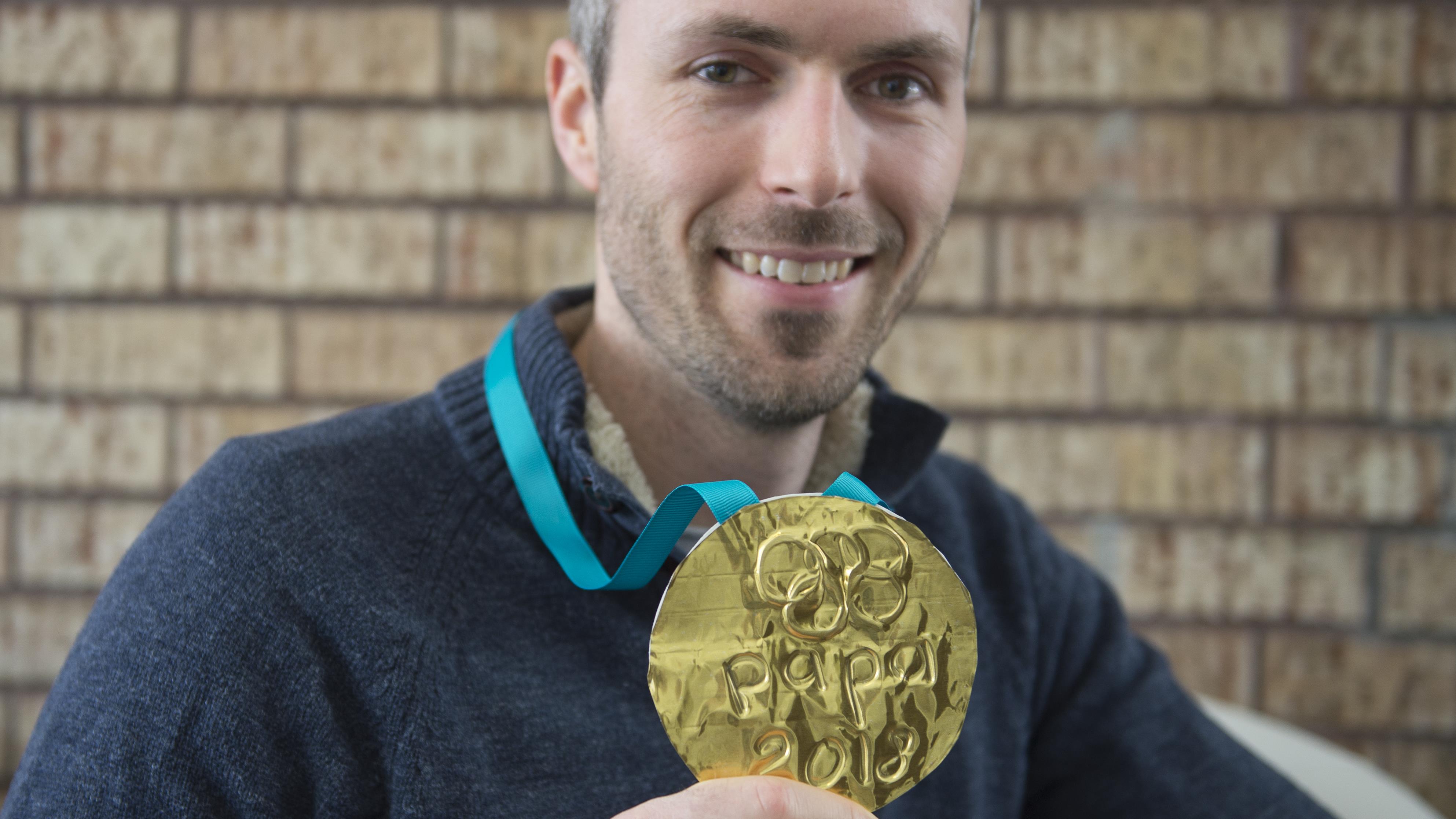 Jean-François Ménard et la médaille d'or que ses enfants lui ont bricolée au retour des Jeux olympiques de Pyeongchang