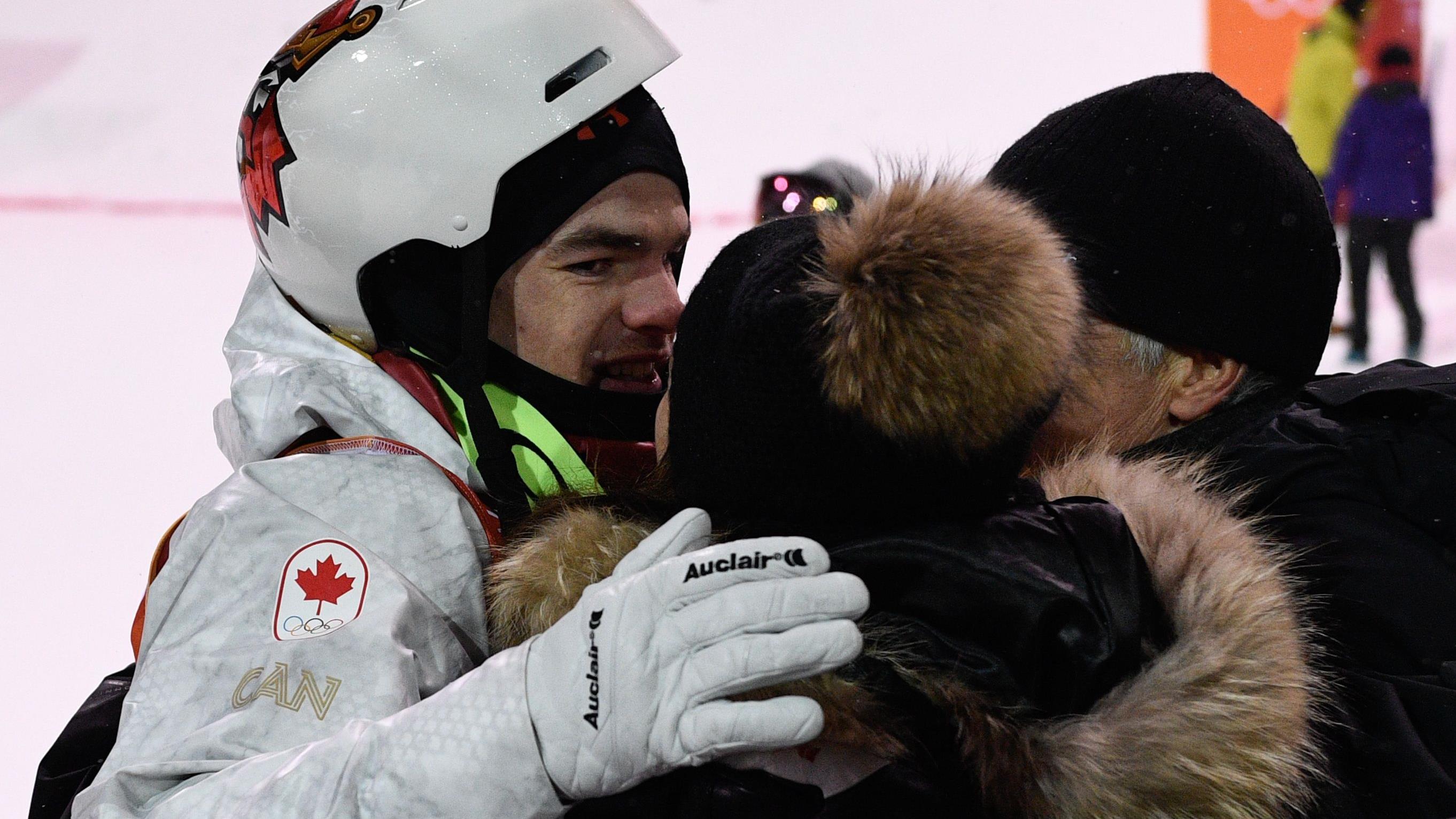 Mikaël Kingsbury reçoit les félicitations de ses parents après la finale des bosses des Jeux olympiques de Pyeongchang.