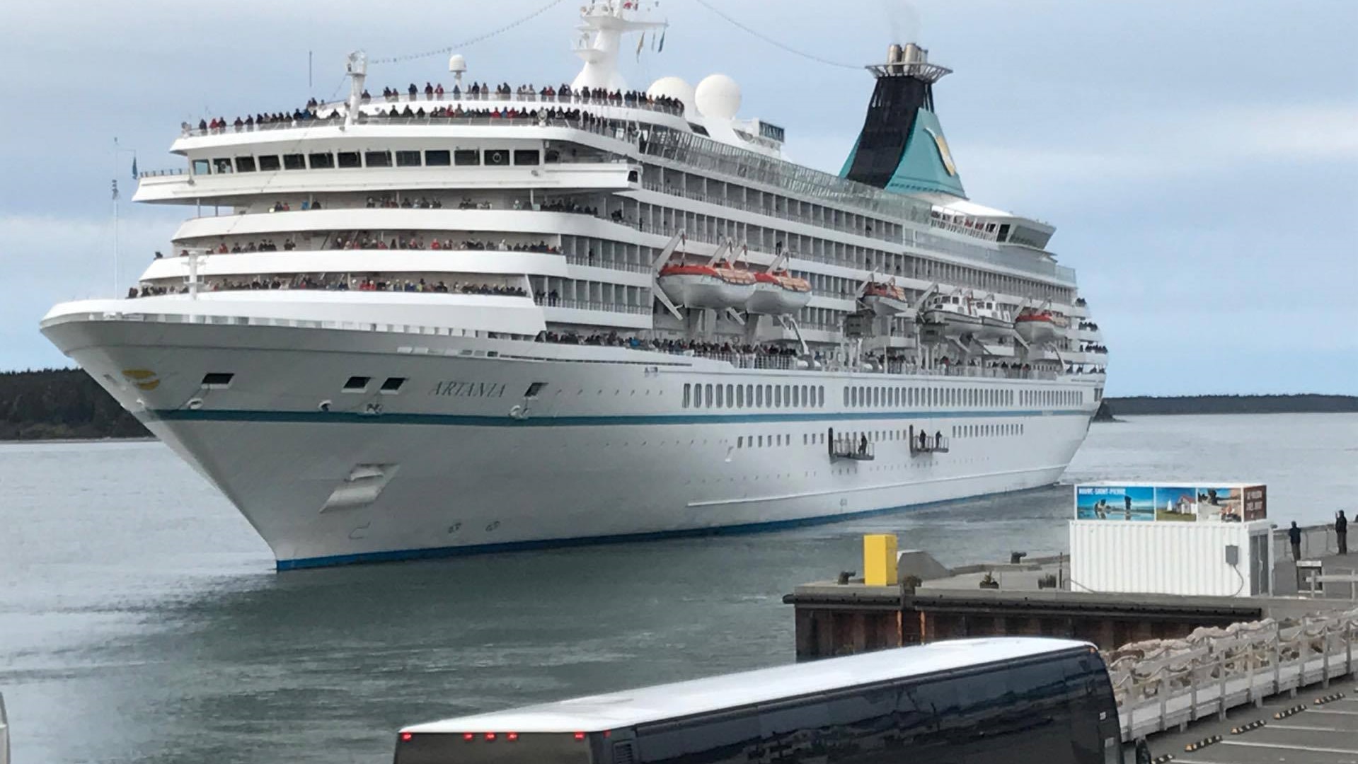 Le bateau de croisière L'Artania accoste à HavreStPierre