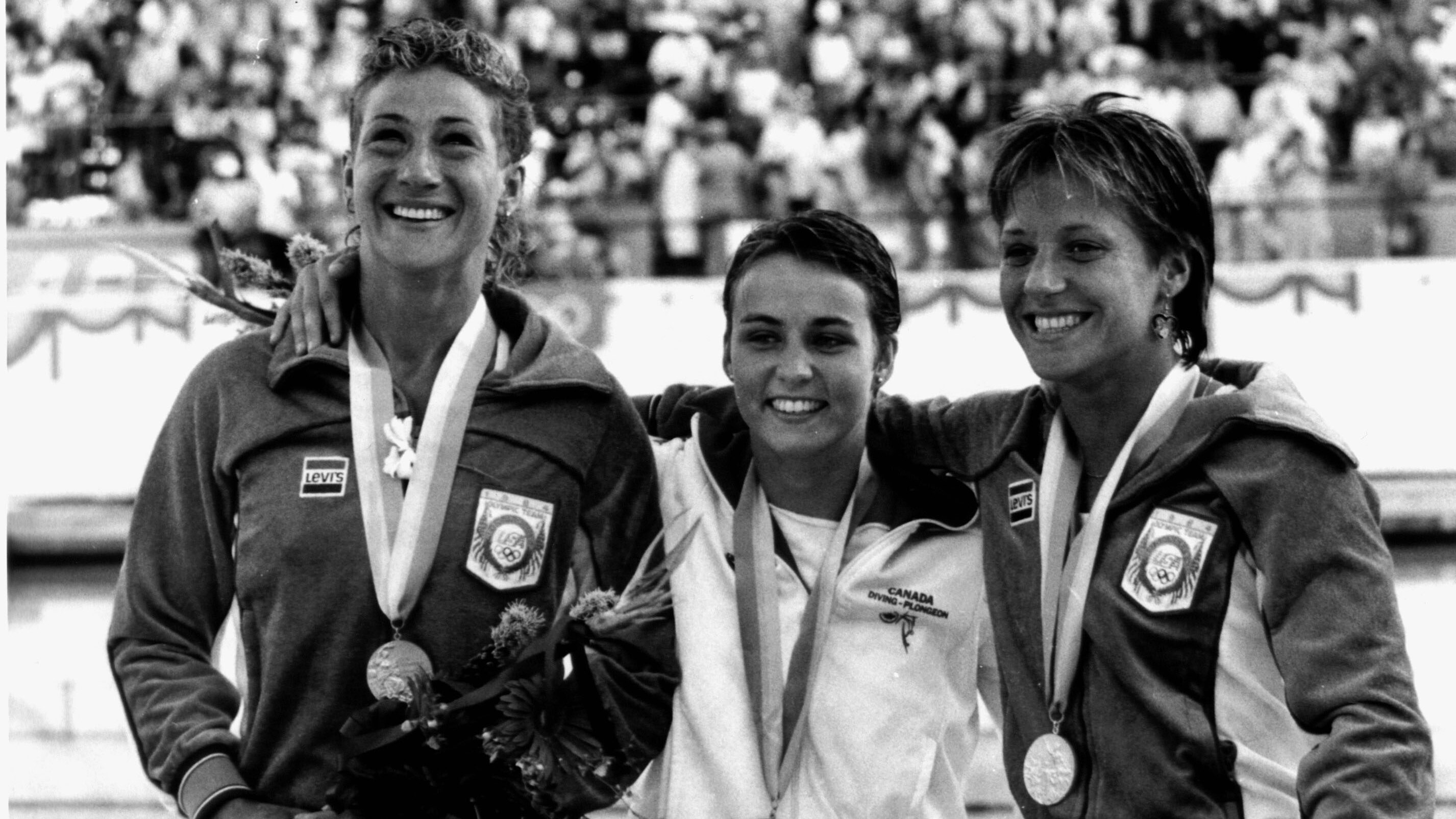 Sylvie Bernier sur la plus haute marche du podium à Los Angeles, entourée des Américaines Christine Seufert (gauche) et Kelly McCormick (droite).