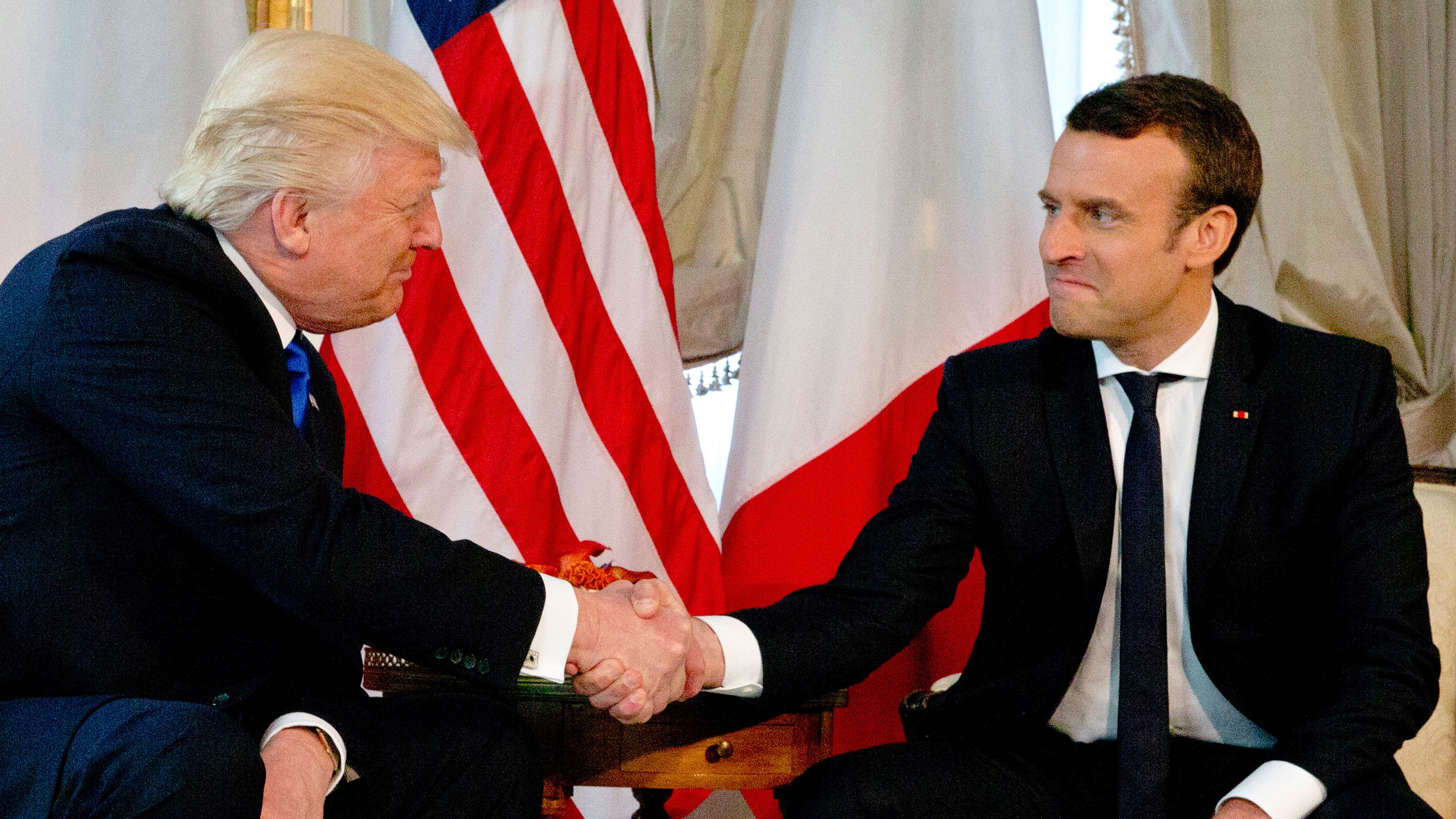 Symbole de partenariat professionnel de poignée de main | Vecteur
