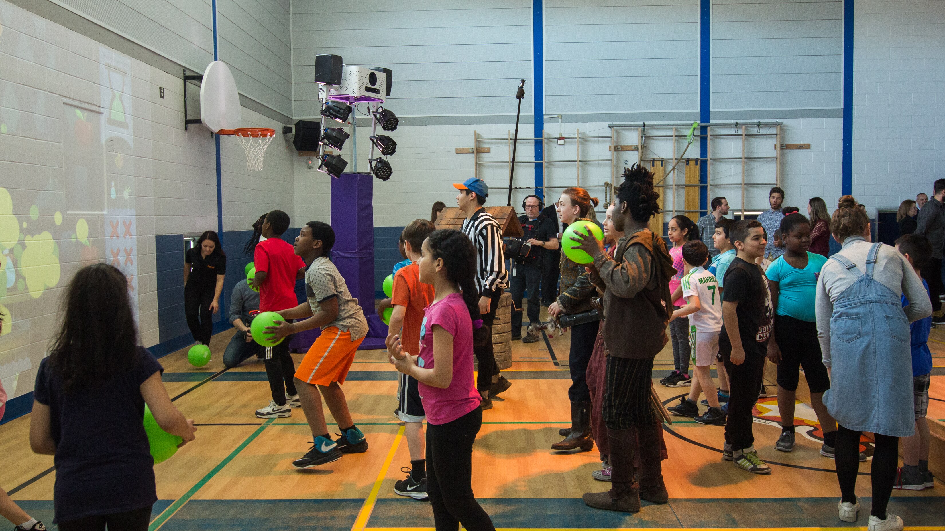 Tournée Zone jeunesse de gymnase à terrain de jeu interactif