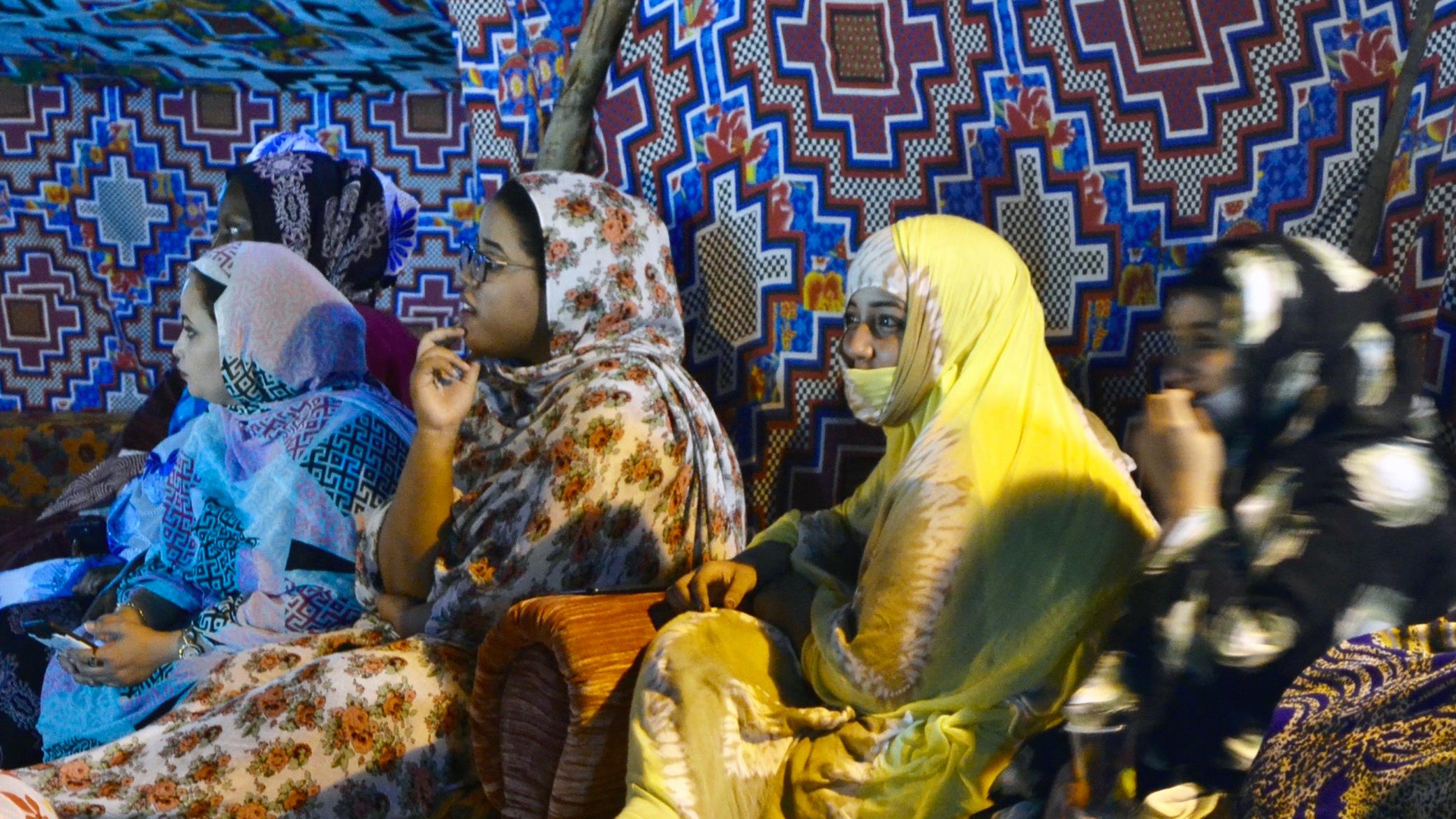 De jeunes femmes lors d'un rassemblement politique à Nouakchott