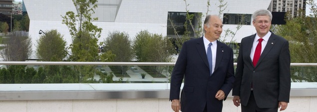Souriants, les deux hommes se font tirer le portrait devant le musée sous un ciel nuageux.