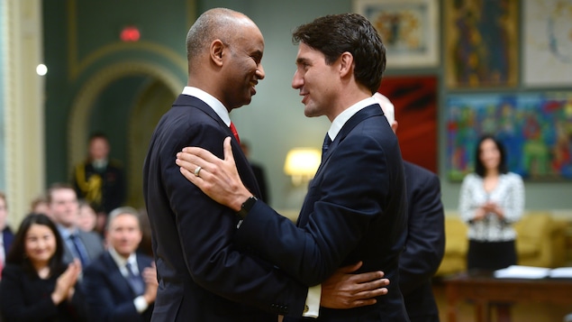 Le ministre de l'Immigration, Ahmed Hussen, s'adresse au premier ministre Justin Trudeau après son assermentation.