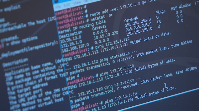 Un écran d'ordinateur montrant des codes informatiques