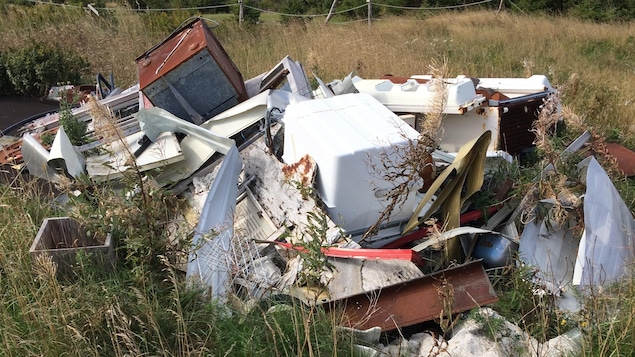 Les déchets amassés au dépotoir clandestin du Grand-Ruisseau