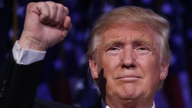 Donald Trump lève le poing en signe de victoire