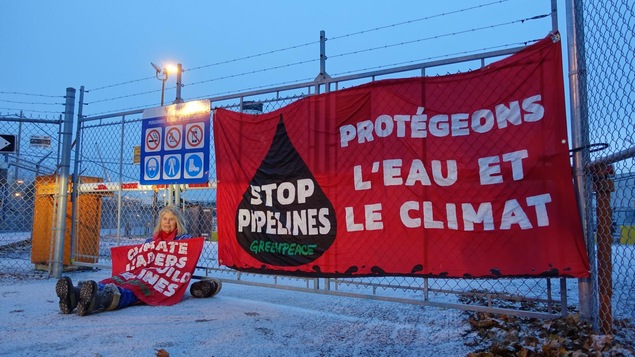 Greenpeace bloque des installations pétrolières dans le port de ... - ICI.Radio-Canada.ca