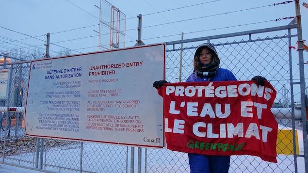 Des environnementalistes tentent un coup d'éclat au port de Montréal - ICI.Radio-Canada.ca