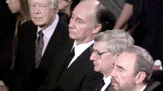 Jimmy Carter regarde avec inquiétude Fidel Castro.