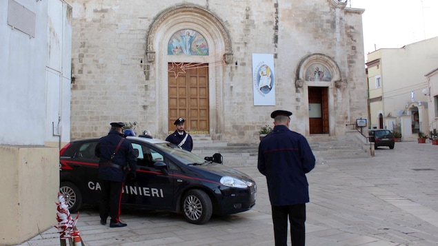 Trois policiers ont stationné leur véhicule devant le lieu de culte. Trois policiers ont stationné leur véhicule devant le lieu de culte.