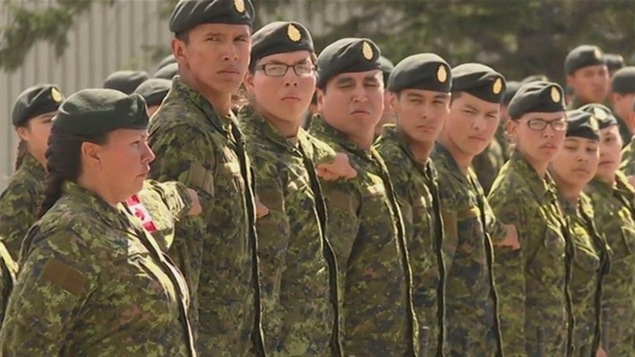 Des recrues autochtones ayant obtenu leur diplôme dans le cadre du programme Bold Eagle à Wainwright, en Alberta.