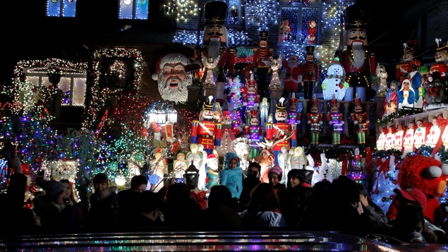 Il est même possible de faire une visite guidée du quartier new-yorkais de Dyker Heights pour voir les lumières et les décorations. Il est même possible de faire une visite guidée du quartier new-yorkais de Dyker Heights pour voir les lumières et les décorations.